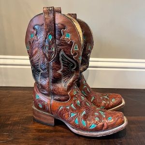 Like new ladies Corral boots size 8.5 with 13" shaft. Narrow square toe. Cozy!